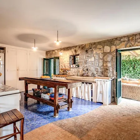 Sleeps 8 With Pool And Air Con *