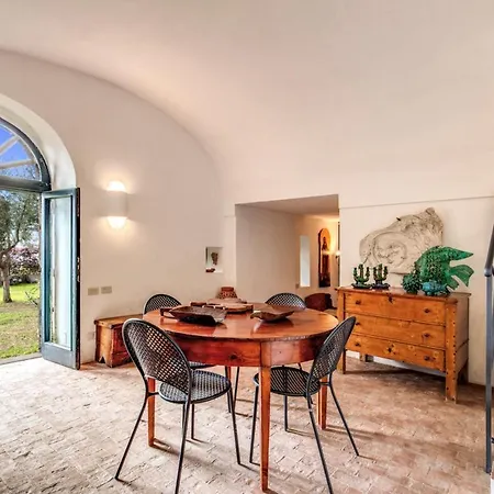 Sleeps 8 With Pool And Air Con
