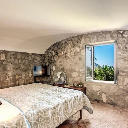 Villa Sleeps 8 With Pool And Air Con