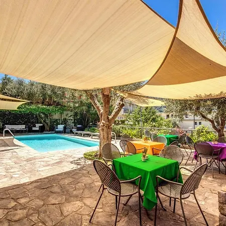 Sleeps 8 With Pool And Air Con Villa