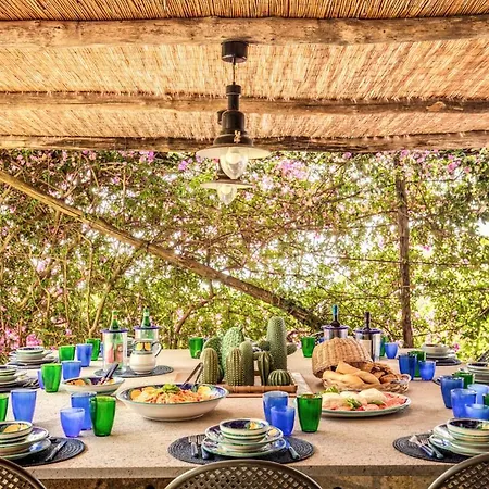 Sleeps 8 With Pool And Air Con Termini
